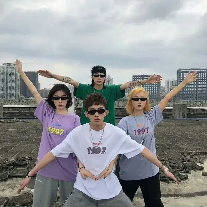 Avatar nhóm 4 người 2 nữ 2 nam vô tri