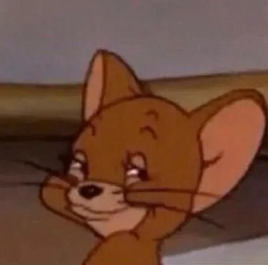 Jerry toe toét cười hiền hòa khi ngồi một mình.