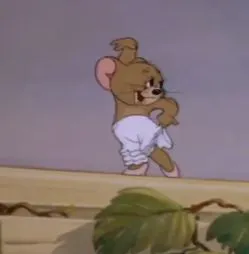 Jerry ngây ngô cười ngọt ngào nhìn bạn bè chơi.