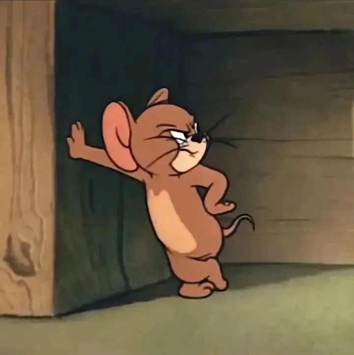 Jerry đứng chống nạnh