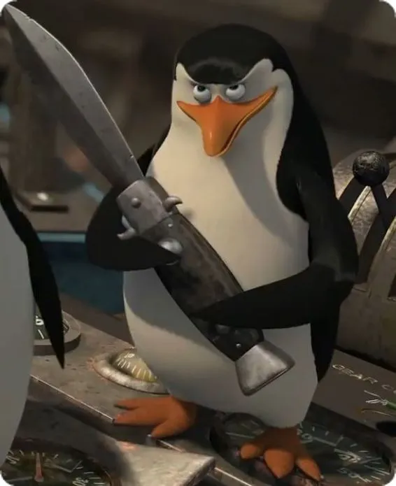 Meme chim cánh cụt cầm dao trông đáng yêu nhưng hung hãn.