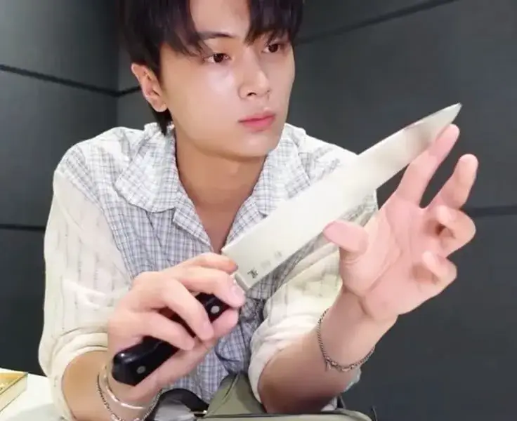 Meme cầm dao biểu cảm vừa buồn vừa hài.