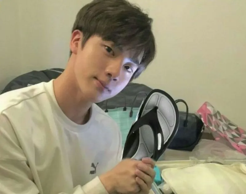 Meme cầm dép chọi mang ý nghĩa trừng phạt vui nhộn