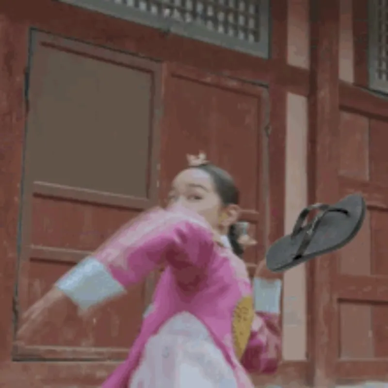 Ảnh chế cô gái cổ trang cầm dép lào chọi