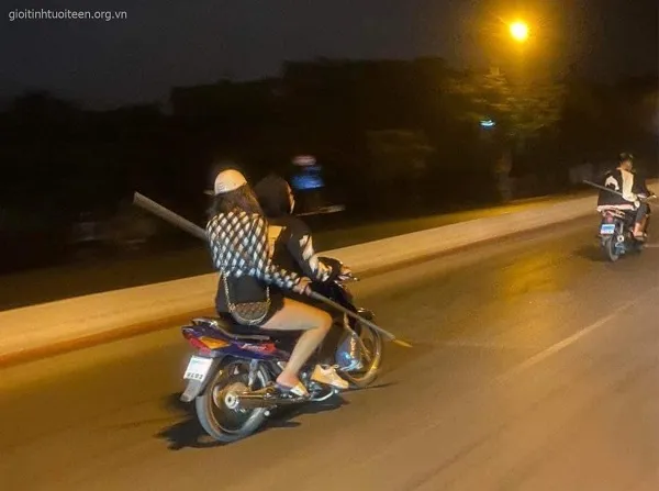 Chạy xe máy cầm phóng lợn với gương mặt.