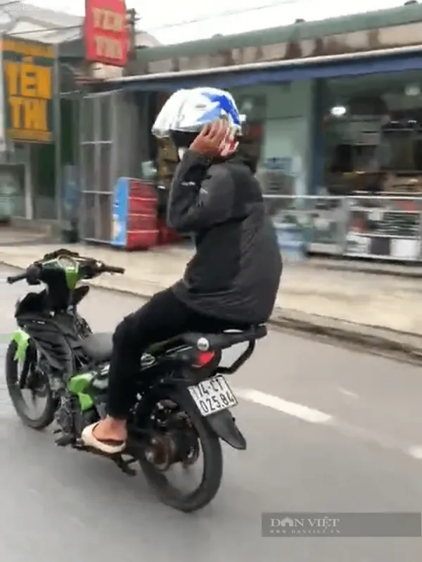 Meme xe máy cầm cây phóng lợn troll vui.