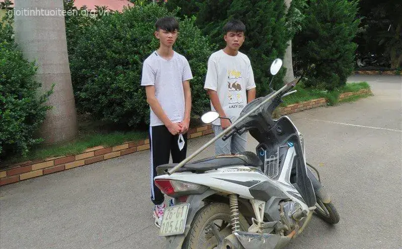 Meme thanh niên cầm phóng lợn nhìn cực hài khi bị bắt