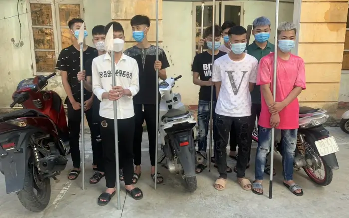 Nhóm thanh niên cầm phóng lợn bị công an bắt