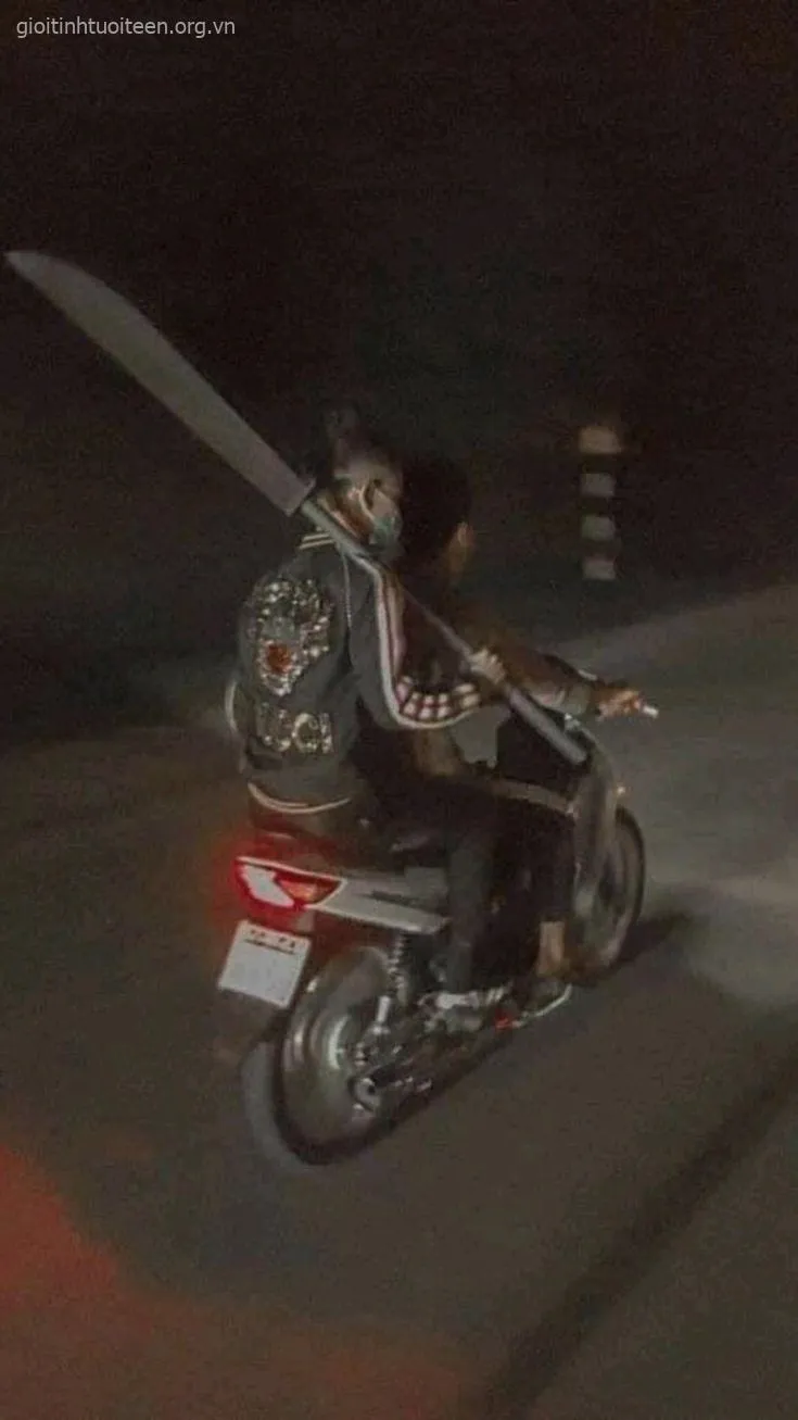 Meme xe máy cầm phóng lợn nhìn rất buồn.