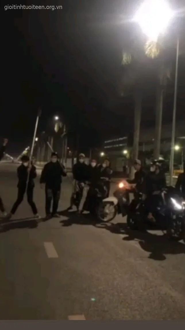 Hình chế thanh niên cầm phóng lợn máu lửa.