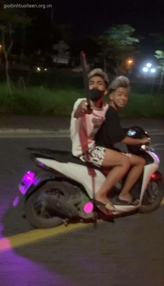 Ảnh chế cầm phóng lợn với ánh mắt máu lửa