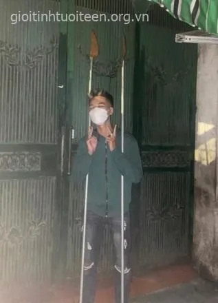 Ảnh châm biếm xe máy cầm phóng lợn troll.