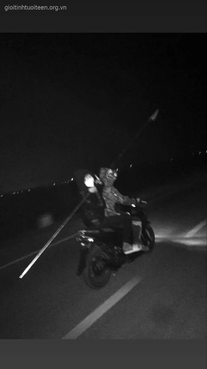 Hình ảnh thanh niên cầm cây phóng lợn đầy lửa.