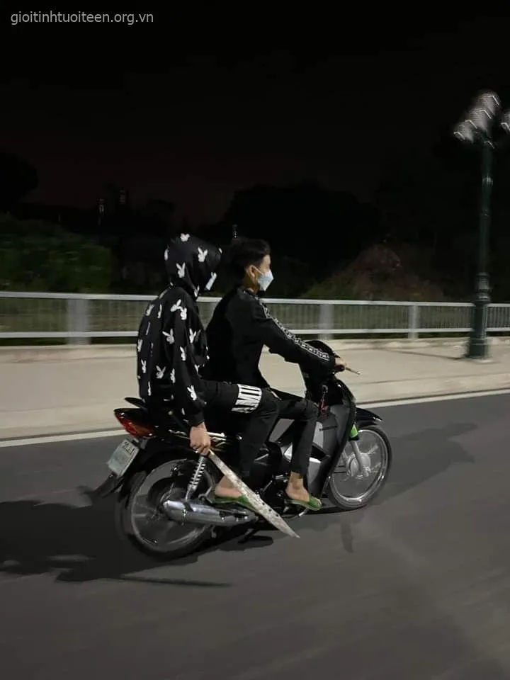 Meme troll thanh niên cầm cây phóng lợn.