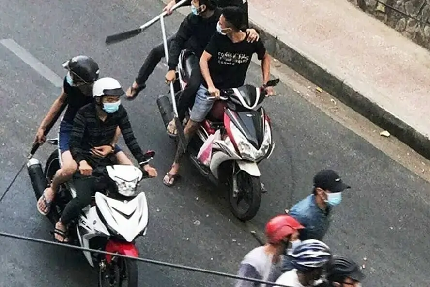 Meme thanh niên cầm phóng lợn cực lầy lội.