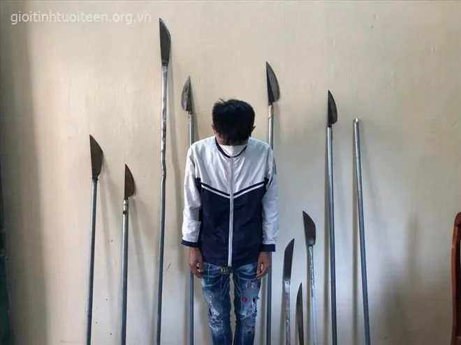 Hình ảnh chế cầm phóng lợn nhìn buồn bã.