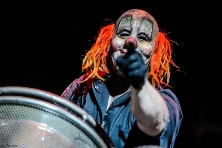 Chú hề chỉ tay về phía bạn