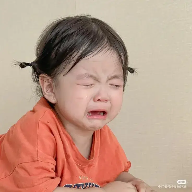 Bé gái khóc hài hước, vừa buồn vừa khiến cười.