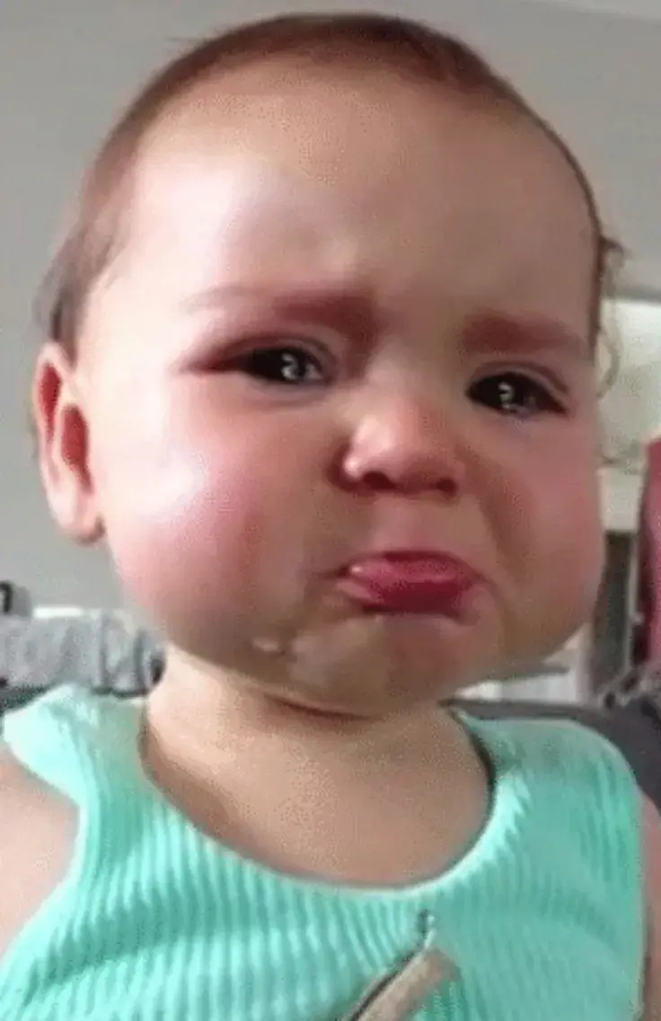 Bé gái khóc không thành tiếng, mắt rưng rưng đầy thương cảm.