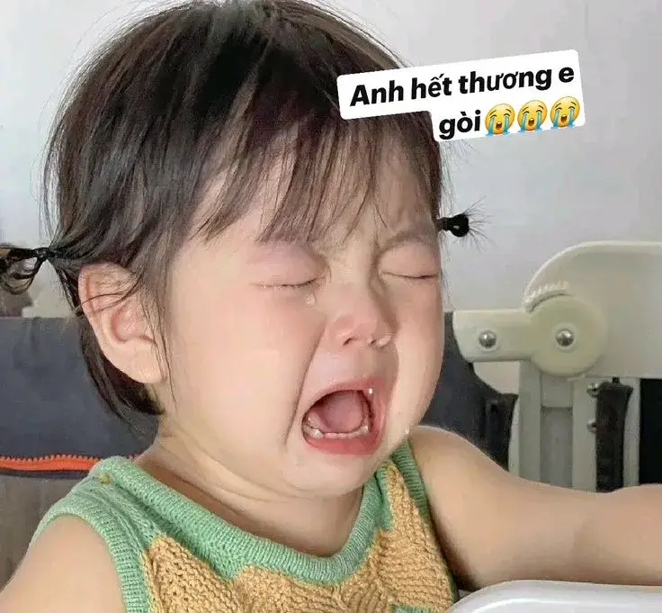 Ảnh meme bé gái khóc nói anh hết thương em rồi