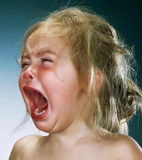 Bé gái khóc to nức nở, giọt lệ rơi lã chã.