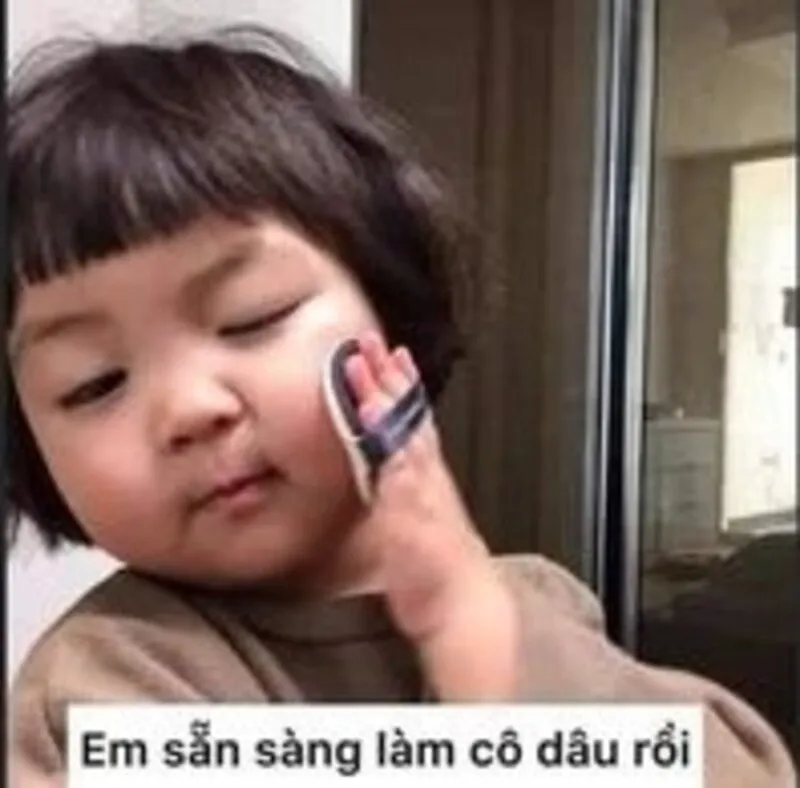 Meme ánh mắt trêu ghẹo, nụ cười rạng rỡ đầy tinh nghịch