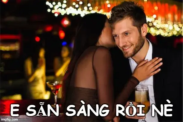 Ảnh meme khuôn mặt ngại ngùng, ánh nhìn vừa lém lỉnh vừa hài