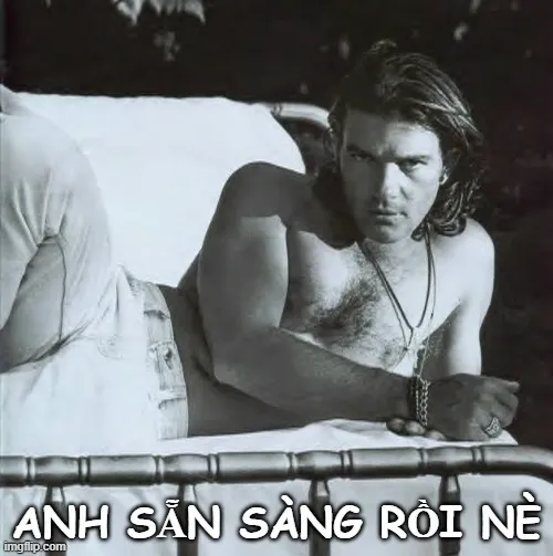 Gã đàn ông nét mặt lúng túng, ánh mắt dễ thương, ngại ngùng