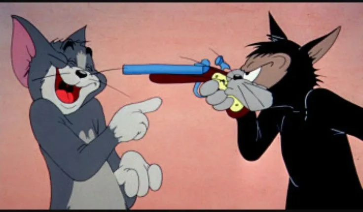 Mèo Tom bị chỉa súng