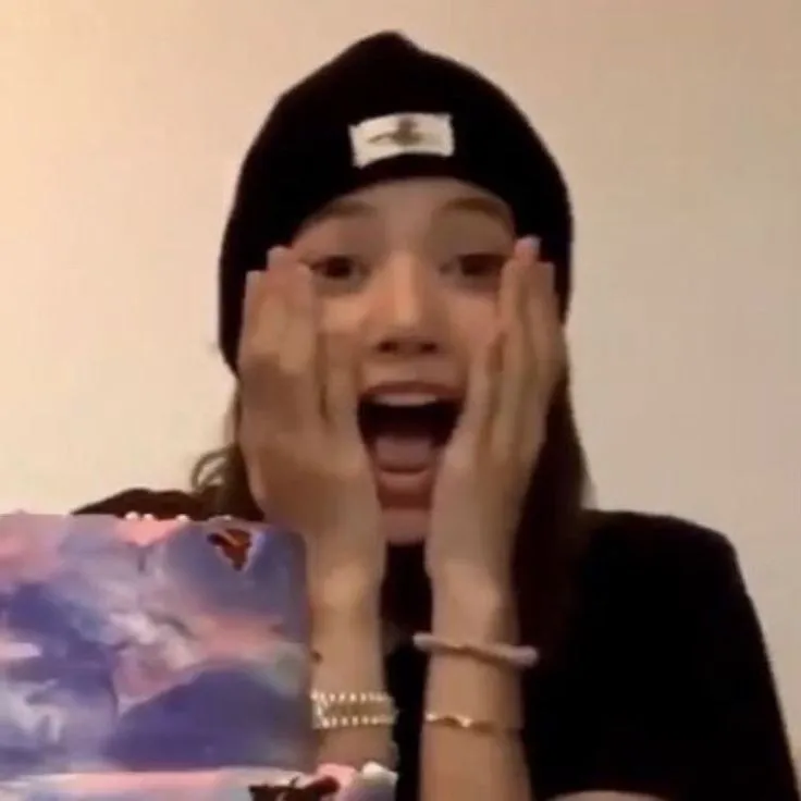 Meme ngạc nhiên dáng đứng khựng lại, ánh mắt rối loạn