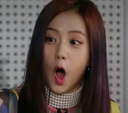 Biểu cảm sững sờ dáng ngồi bất lực, ánh mắt trắng bệch