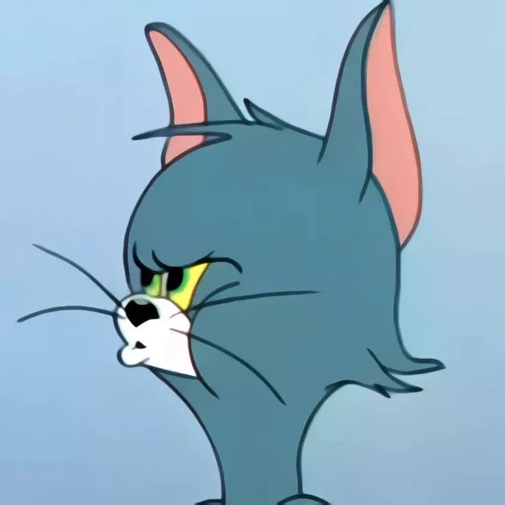 Hình Tom cười toe toét với gương mặt vui vẻ.