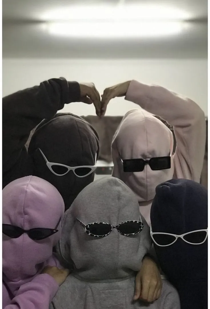 Ảnh đại diện đội hình 5 người vô tri, nét mặt ngáo ngơ.