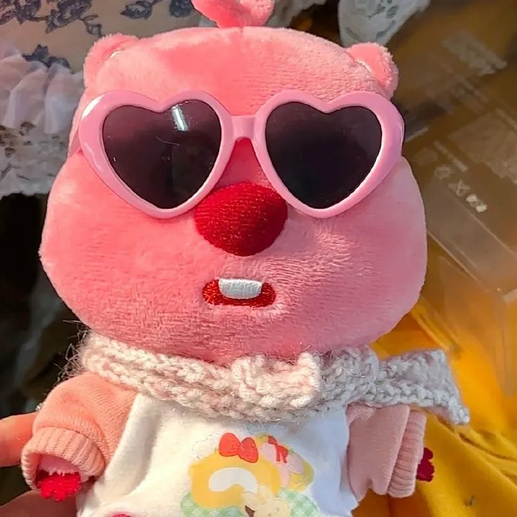 Avatar gấu Loopy đeo kính đen dễ thương, biểu cảm ngây ngô hài hước.