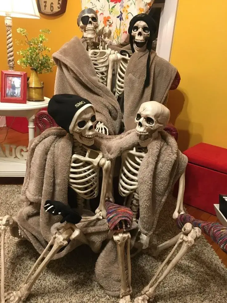 Avatar nhóm bạn 4 bộ xương bựa, nét mặt lầy lội khó đỡ.