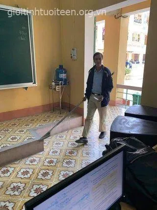 Ảnh meme thầy giáo cầm phóng lợn.