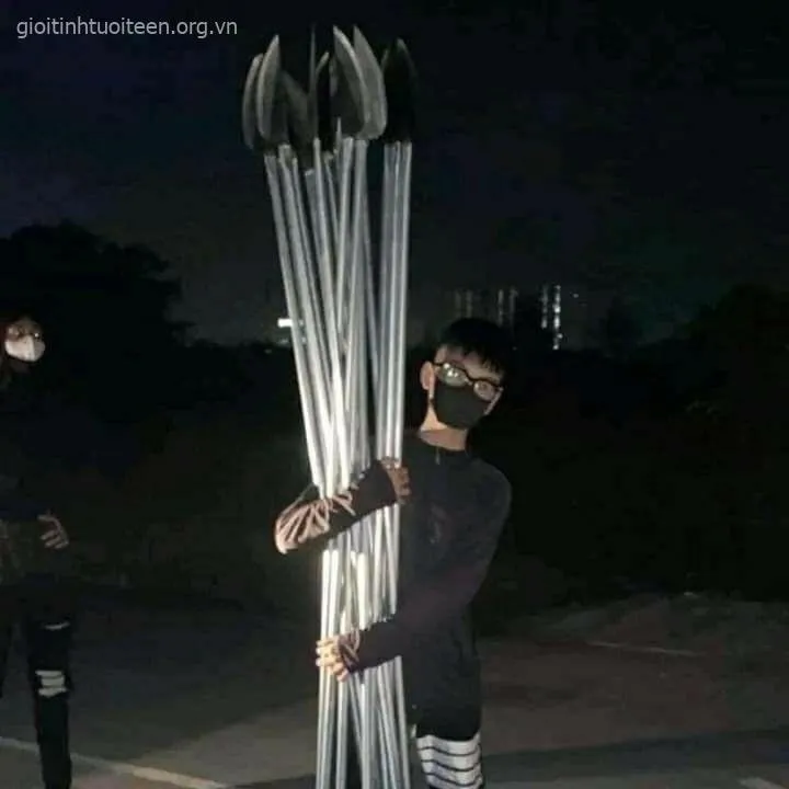 Thanh niên cầm cây phóng lợn nhìn cực kỳ hài.