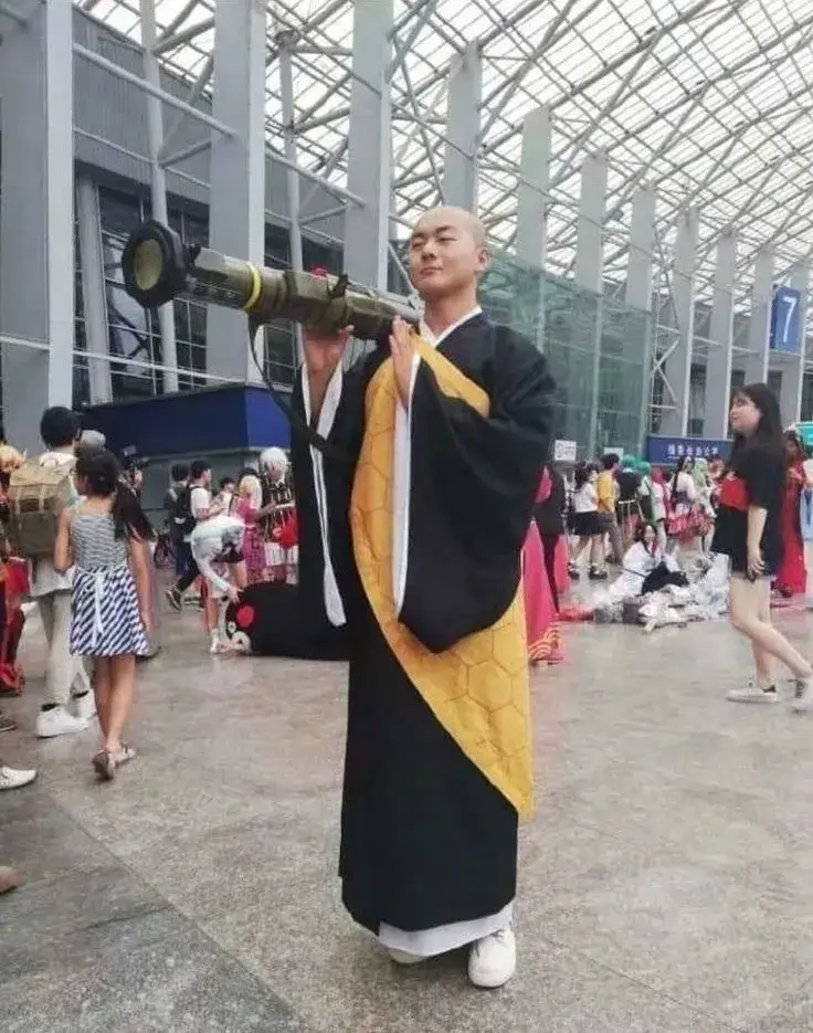 Nhà sư cầm khẩu Bazooka trên vai Nhà sư cầm khẩu Bazooka trên vai