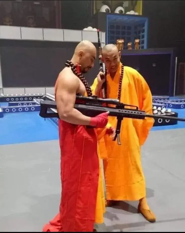 Hai vị sư đang cùng check hàng 1 khẩu súng tự động Hai vị sư đang cùng check hàng 1 khẩu súng tự động