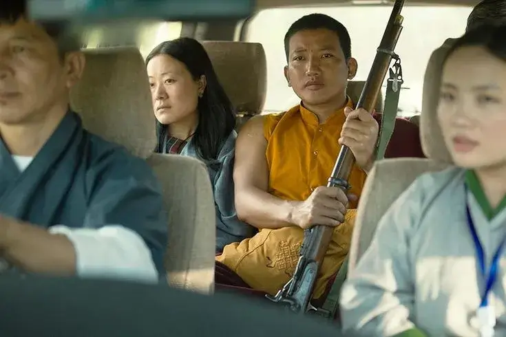 Nhà sư cầm súng, gương mặt nghiêm nghị Nhà sư cầm súng, gương mặt nghiêm nghị