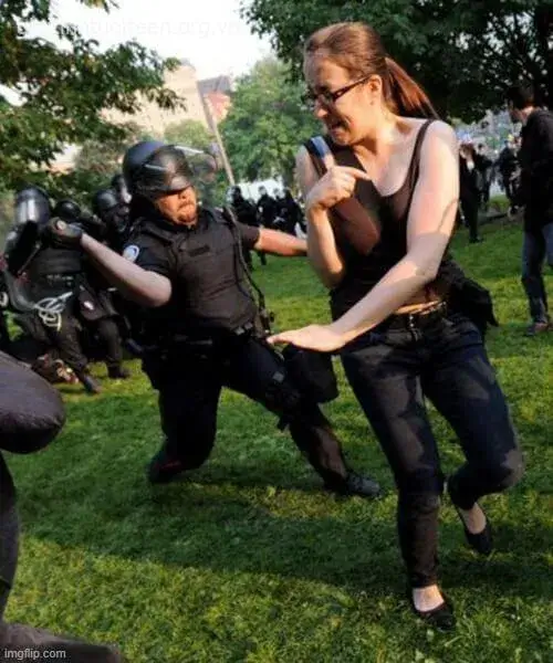 Meme cầm dép đánh hài hước lầy lội