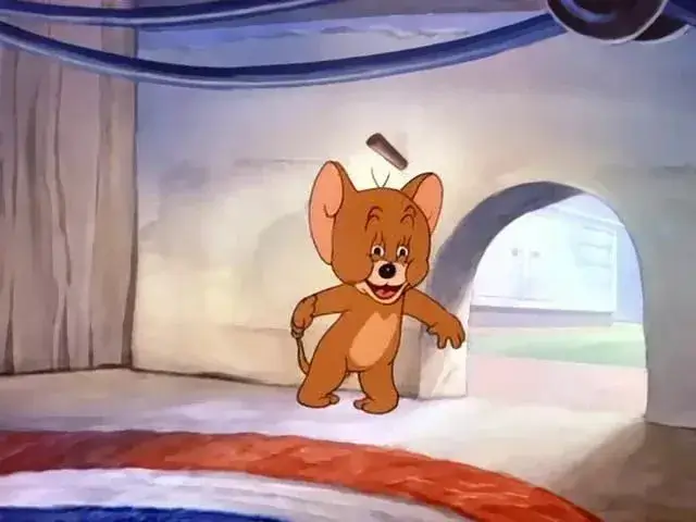 Jerry hớn hở ăn phô mai với nụ cười tươi.