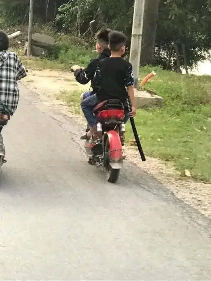 Meme đánh nhau hài lầy giữa nhóm bạn học