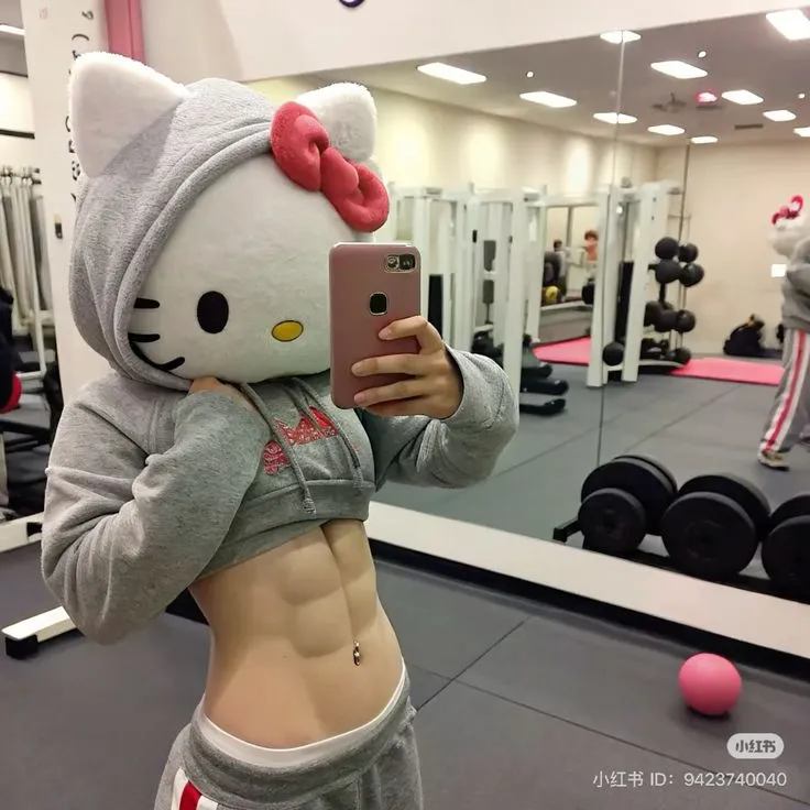 Hello Kitty cơ bắp khoe dáng mạnh mẽ cực kỳ bựa.