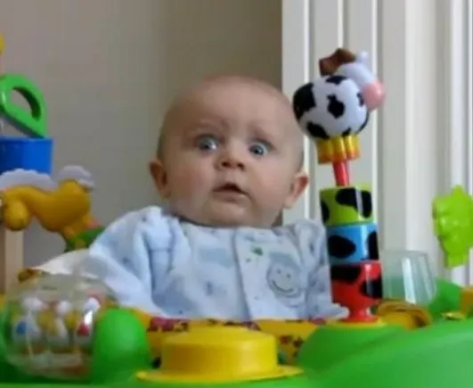 Meme ngỡ ngàng dáng người khựng lại, ánh mắt căng thẳng