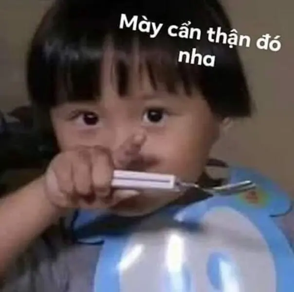 Meme bé gái chỉ trỏ ngạc nhiên cực chất lượng