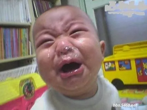 Em bé khóc lóc nước mũi tùm lum