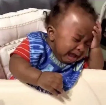 Em bé da đen ôm đầu khóc lóc