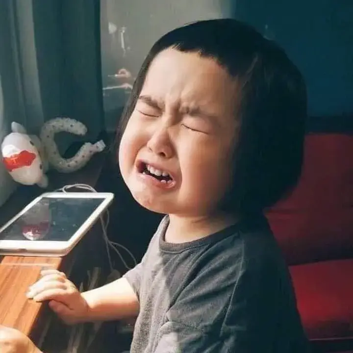 Bé trai khóc hài, vừa thương vừa buồn cười bất ngờ.