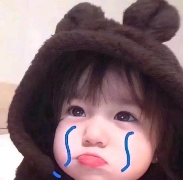 Bé gái khóc dễ thương, khuôn mặt mếu máo ngây thơ.